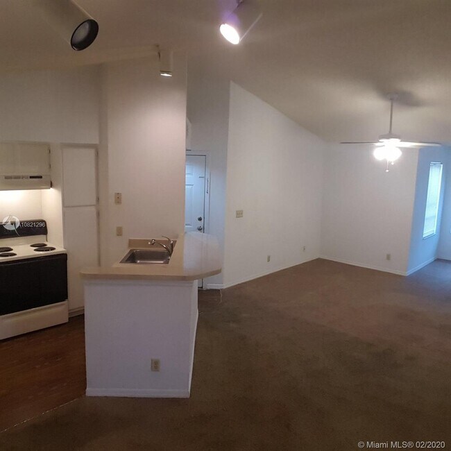 Foto del edificio - 3340 Pinewalk Dr N