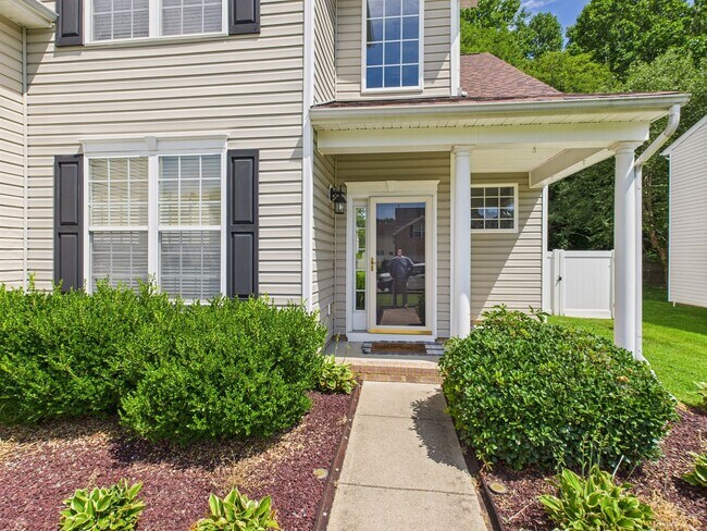 Building Photo - Charming 4-Bedroom 2.5 Bathroom Home locat...