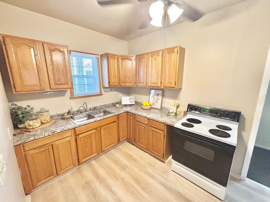 Primary Photo - Spacious 3bd House | Driveway | Enclosed P...