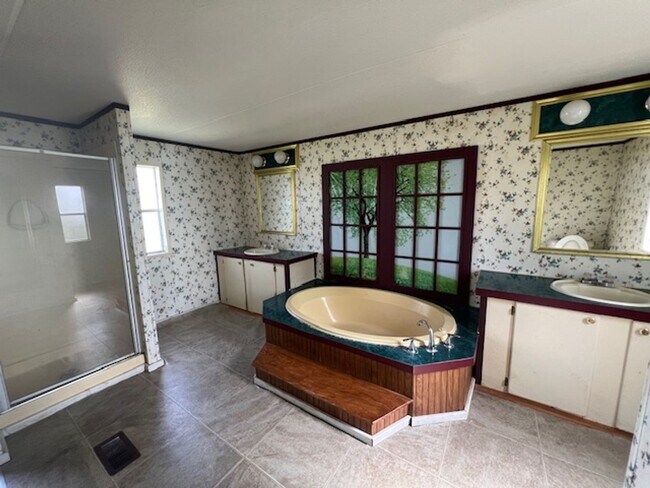 Building Photo - 3 Bedroom 2 Bathroom Mobile Home in Moss B...