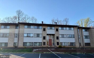 Building Photo - 140 Royal Oak Dr