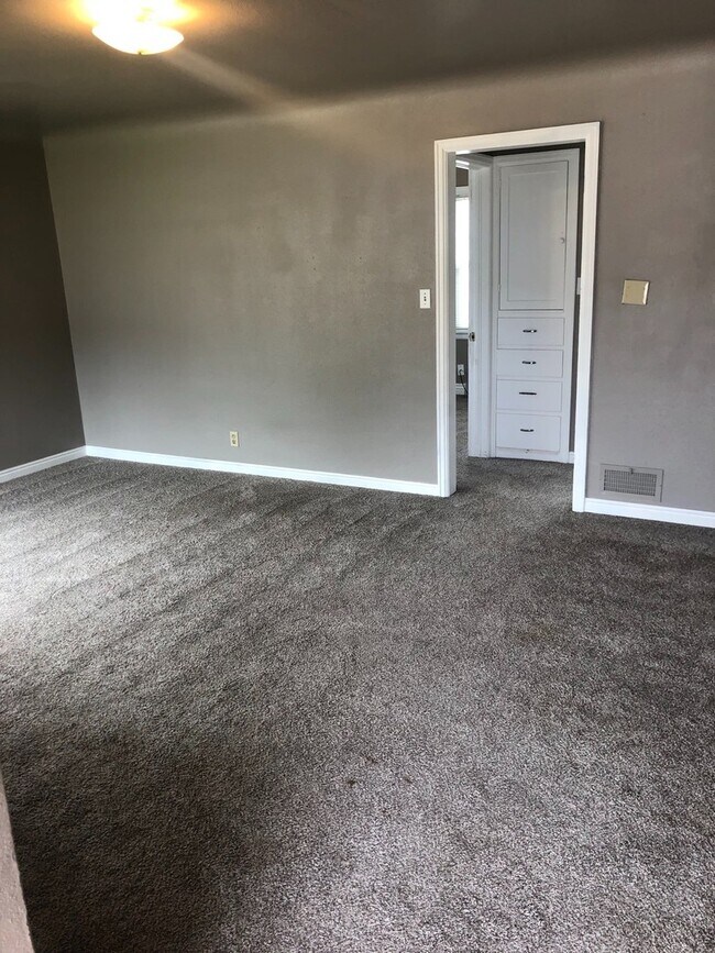 Foto del edificio - 2 Bedroom, 1 Bathroom Main Level Unit