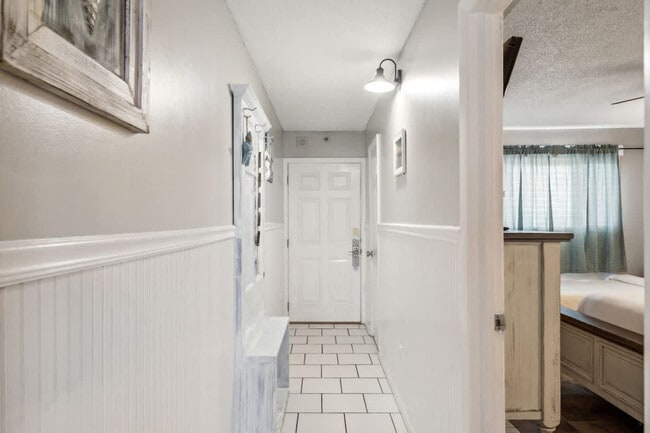 Building Photo - 8743 Thomas Dr