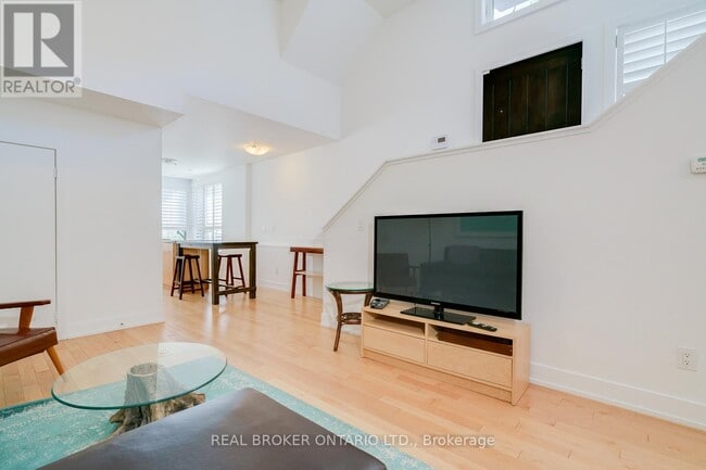 Building Photo - 207 Beverley St