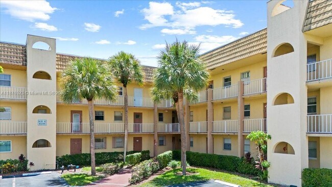 Foto del edificio - 8345 Sunrise Lakes Blvd