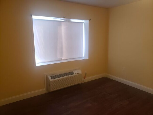 Building Photo - Apartment 4 - ACCEPTS SECTION 8