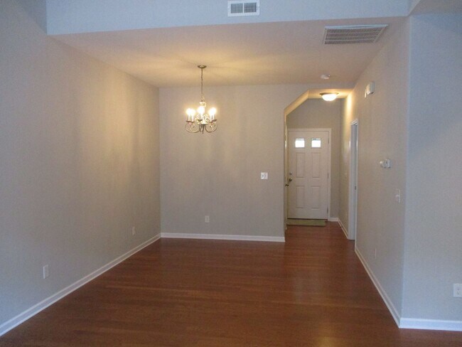 Foto del edificio - APPLICATIONS PENDING-Pretty 3 Bedroom Town...