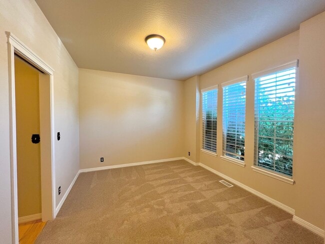Building Photo - 5 Bed 3 Bath Bridge Tower Beauty