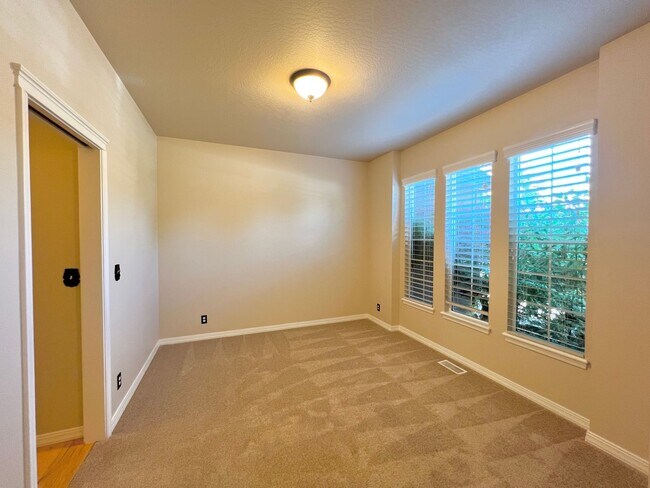 Foto del edificio - 5 Bed 3 Bath Bridge Tower Beauty