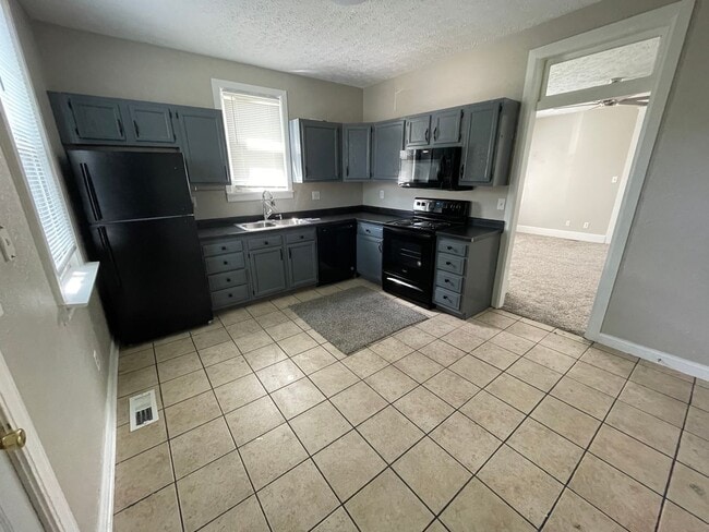 Building Photo - Remodeled 2 Bedroom