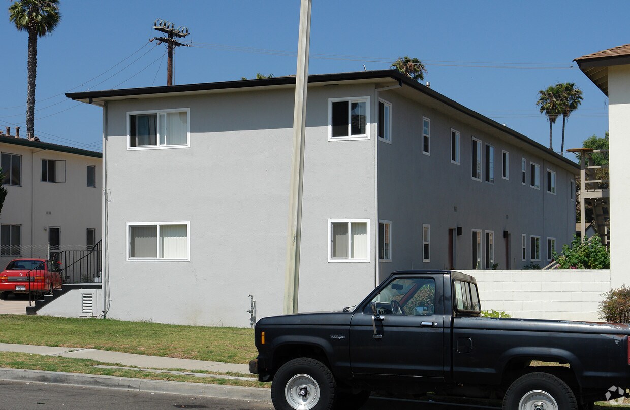 Building Photo - 16-26 College Dr