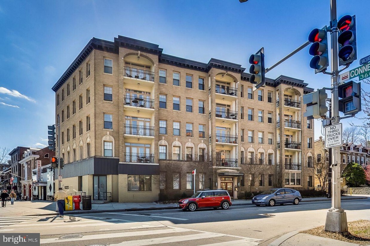 Foto principal - 2902 Porter St NW