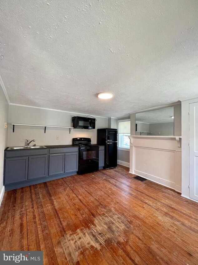 326 E Liberty St Unit 1, Charles Town, WV 25414 Room for Rent in