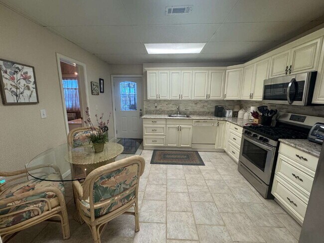 Foto del edificio - Lake Lanier Furnished 1BR Apartment – All Utilities Included