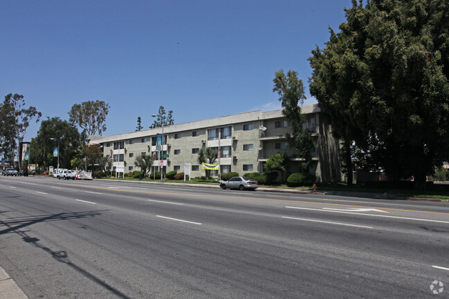 Building Photo - Oak Tree Apartments