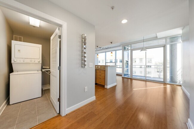 Building Photo - Light filled 1 bed/ 1 bath condo with balc...