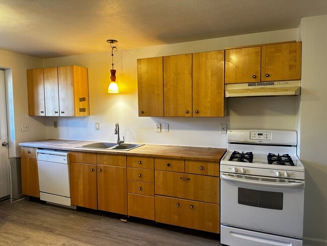 Foto del edificio - Spacious & Updated 2-Bedroom Apartment