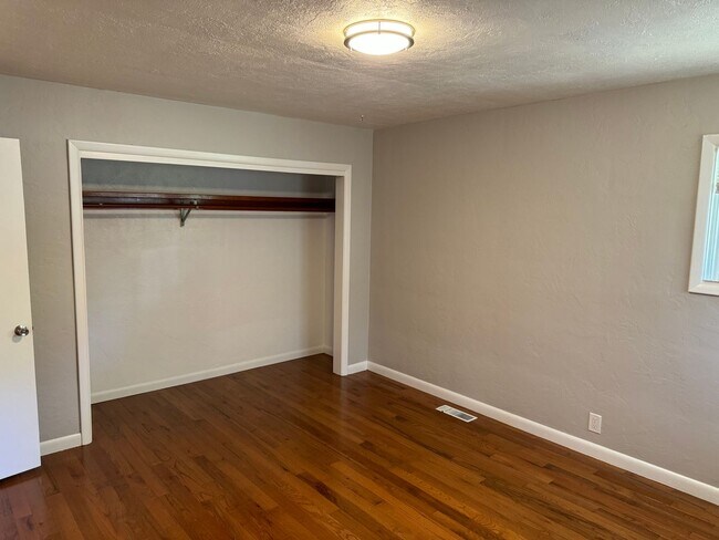 Building Photo - Charming 3 Bedroom / 2 Bathroom Home Locat...