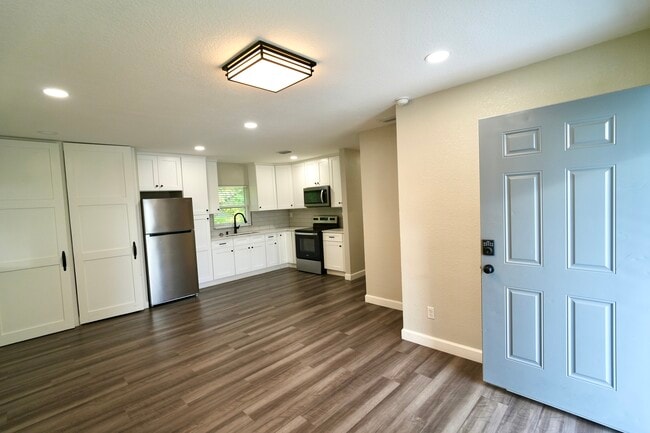 Building Photo - 885 Ruby Ave