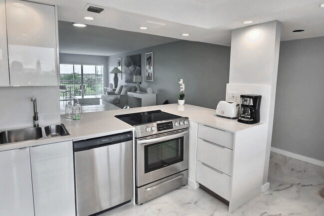 Building Photo - 2850 N Palm Aire Dr