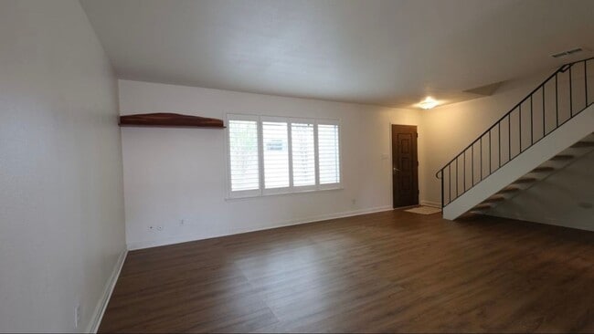 Building Photo - Pet friendly 2 bedroom townhouse