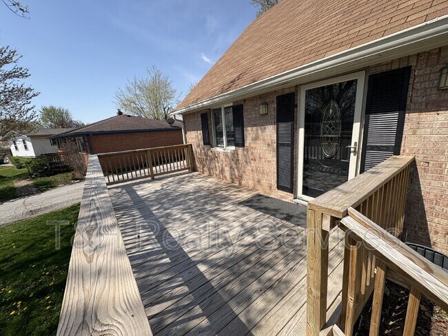 Building Photo - 2704 N Fruitdale Ave