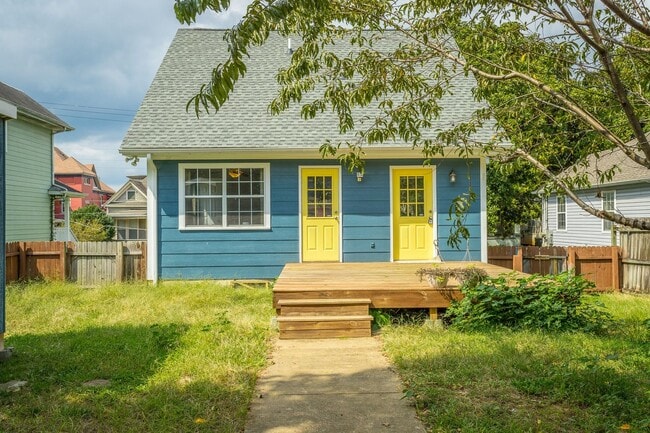 Building Photo - 3 bedroom, 2 bathroom home in the Southside!