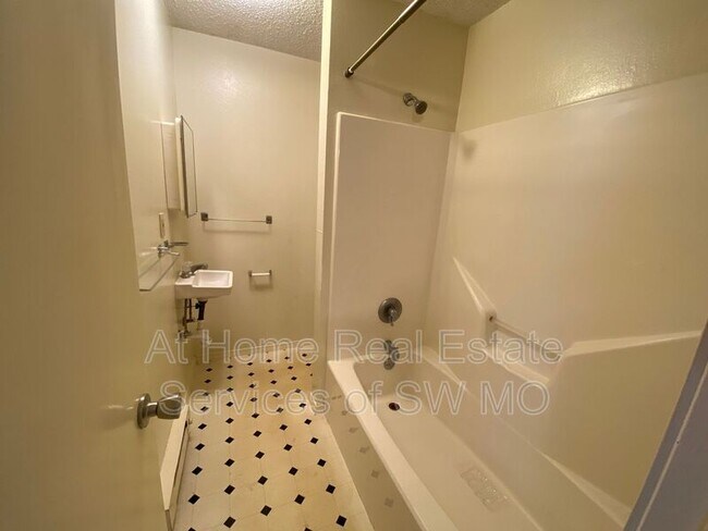 Foto del edificio - 523 E Pacific St