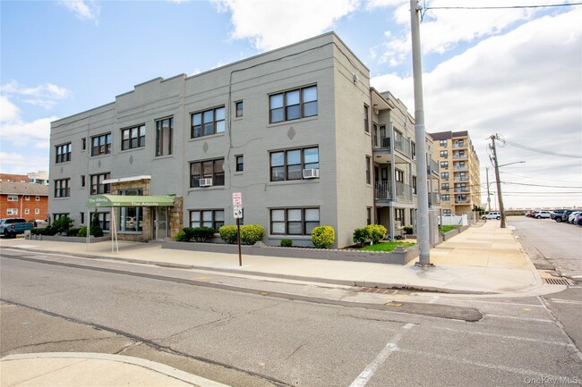 Building Photo - 302 E Broadway