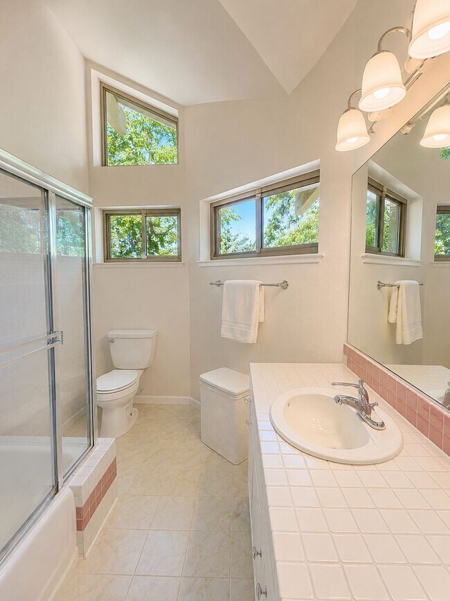 Foto del edificio - Beautiful Carmichael Home in Exclusive Neighborhood!