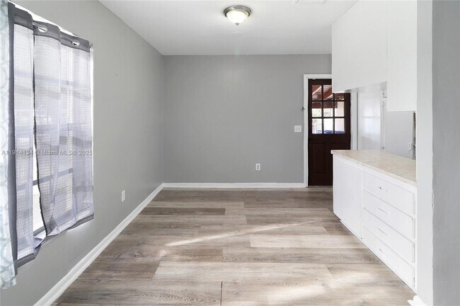 Foto del edificio - 1856 NW 6th Ave