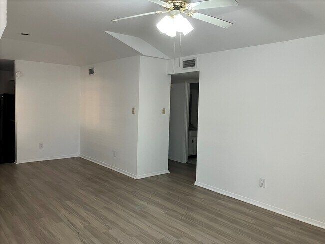 Foto del edificio - 8048 Sands Point Dr