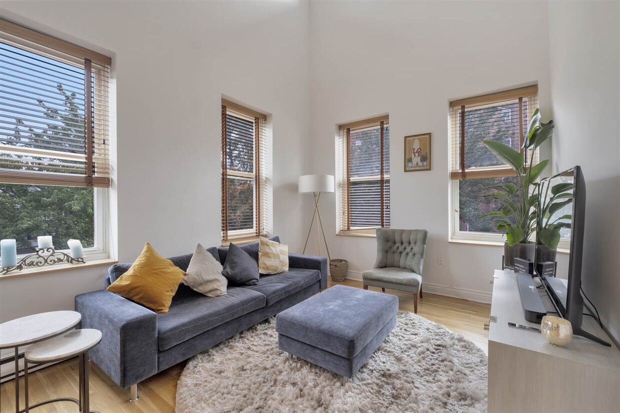 Primary Photo - 456 9th St