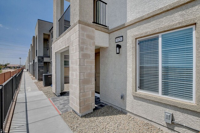 Foto del edificio - BRAND NEW TOWNHOME OFF 215 AND RUSSELL * N...