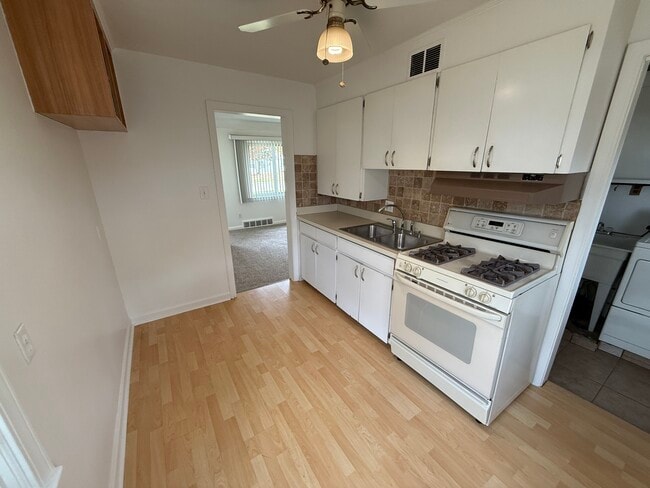 Foto del edificio - 22861 Rosalind Ave