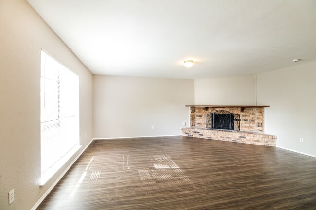 Building Photo - 5011 Ridge Manor Dr