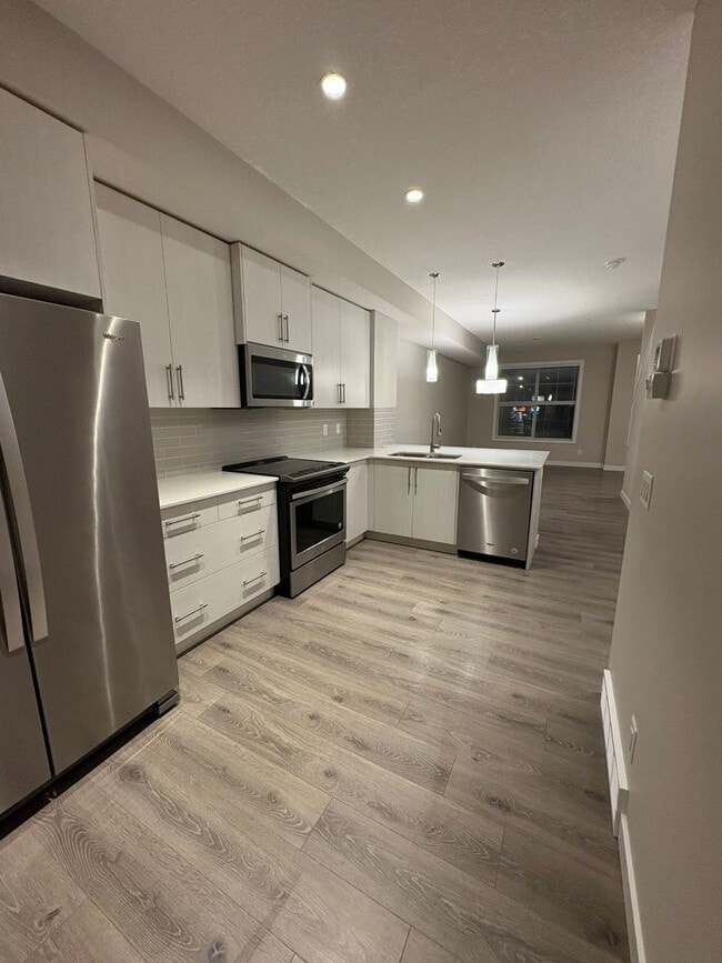 Building Photo - Spacious 2 Bed, 2.5 Bath Townhouse with Tandem Garage (IP054)