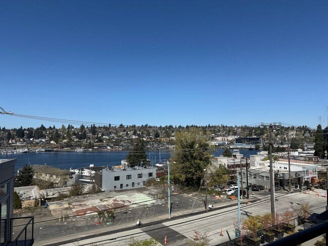 Foto del edificio - Ruby Condominiums - Eastlake