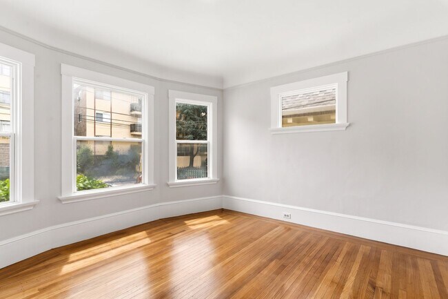 Foto del edificio - Freshly Renovated 1 Bed, 1 Bath Oakland Home with In-Unit Laundry