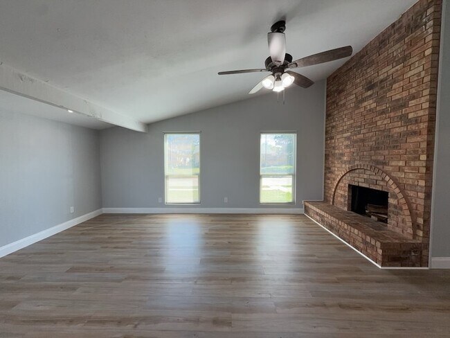 Building Photo - 8917 Vernon Dr