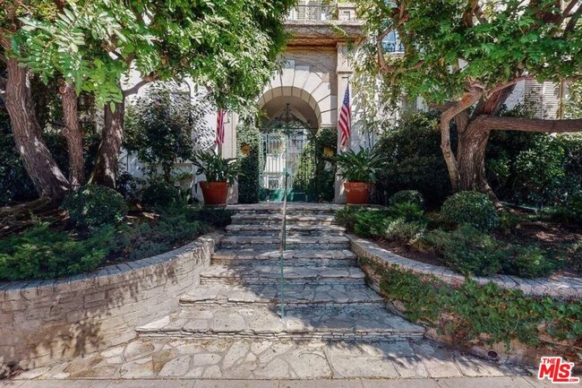 Foto del edificio - 450 N Sycamore Ave