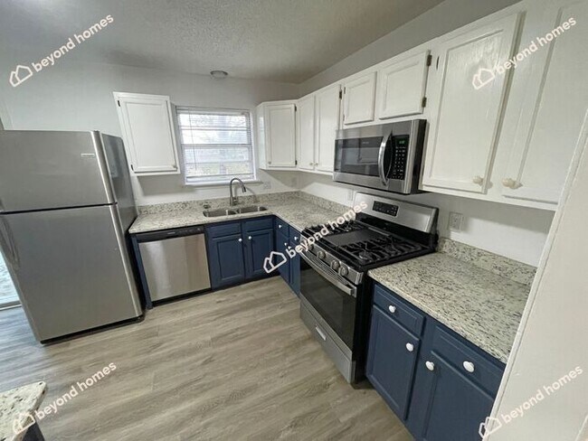Foto del edificio - Comfy 3 bed 2 bath with a Deck and Spaciou...