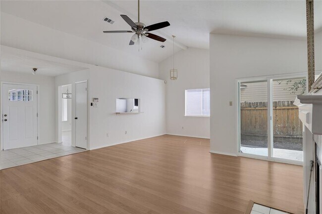 Foto del edificio - 6302 Jennings Dr