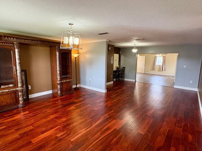 Foto del edificio - Spacious 3/2 on large lot in Paradise Park (Ft. Pierce) W/ LAWN CARE INCLUDED