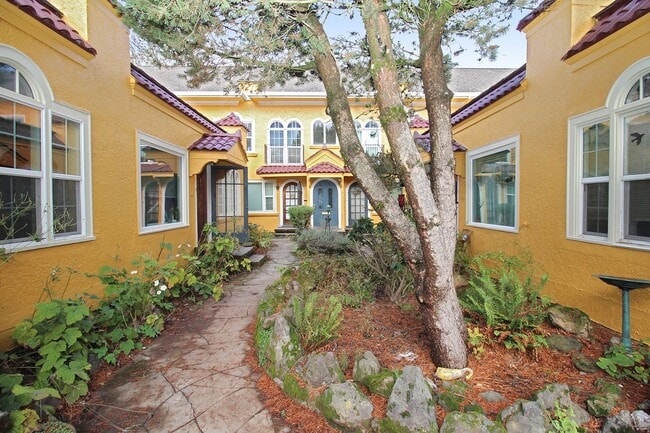 Building Photo - 3087 SE Ankeny St