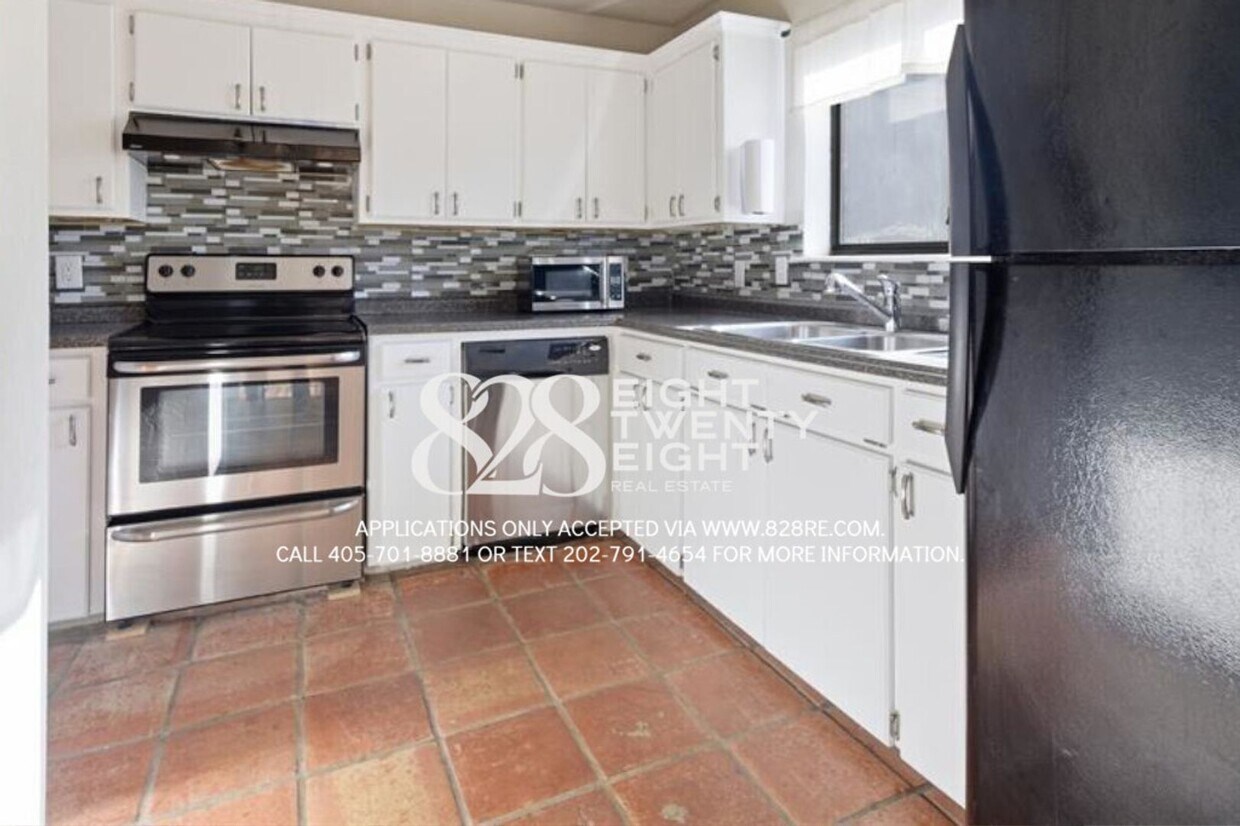 Foto del edificio - *COMING SOON - TOURS EST TO BEGIN 6/5/2026* Spacious 3 Bed/2.5 Bath Condo in East Norman!