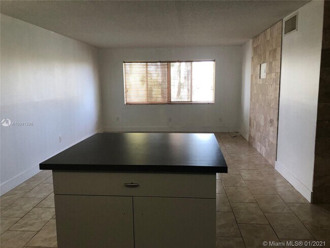 Building Photo - 14850 Naranja Lakes Blvd
