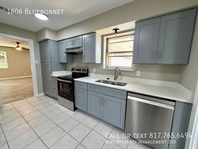 Building Photo - 1606 Bluebonnet-