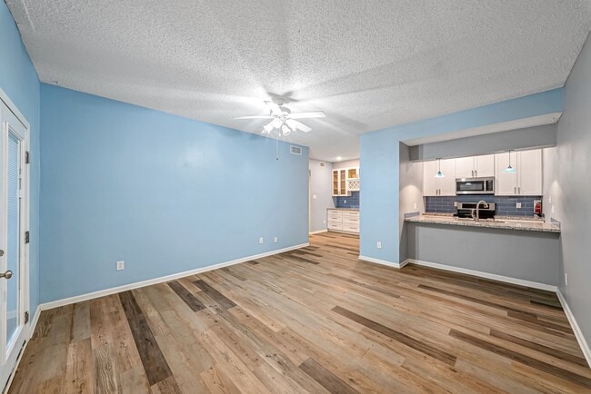 Building Photo - 7095 N Holiday Dr