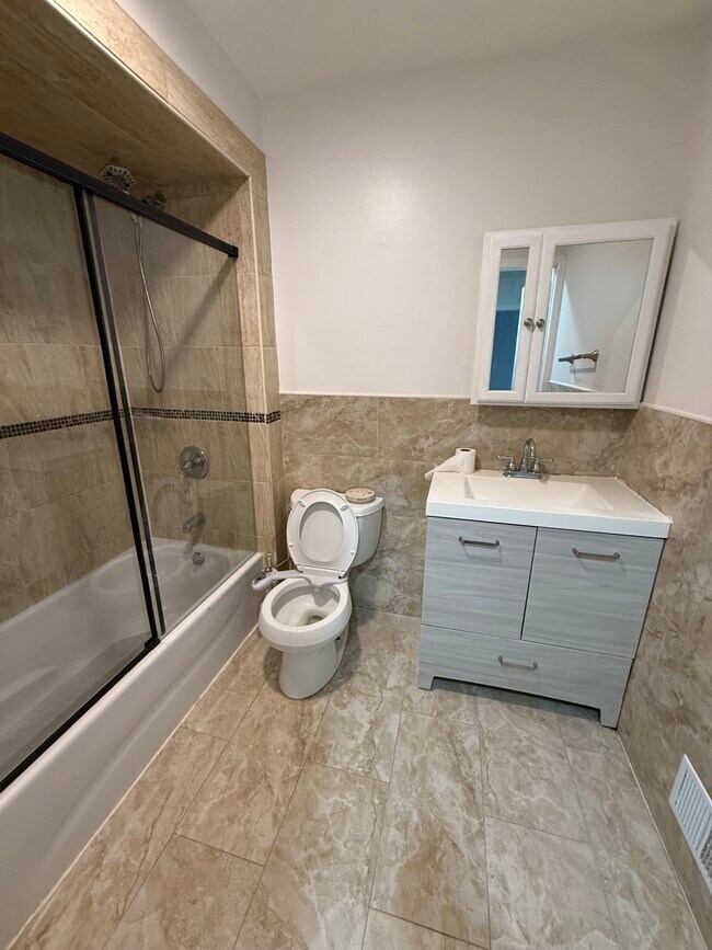 Baño de la planta superior - 31 Greentree Ln